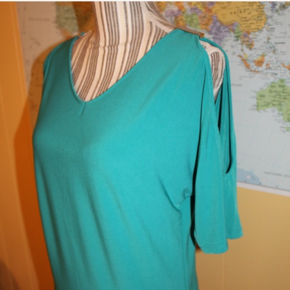 🎉NWT🎉 Carmen Marc Valvo Cold Shoulder Top